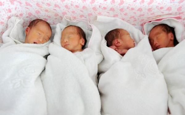 婆婆|28岁女子剖腹产下四胞胎,婆婆一旁开心逗孙子,亲妈却坐地上痛哭