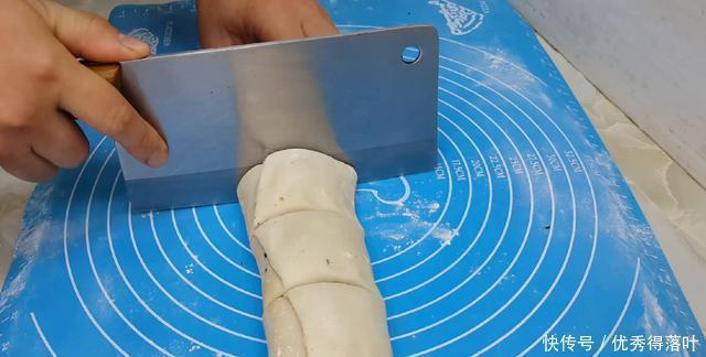 油酥|烧饼这样做才香酥，锅里烙一烙，比买的还好吃，咬一口就香酥掉渣