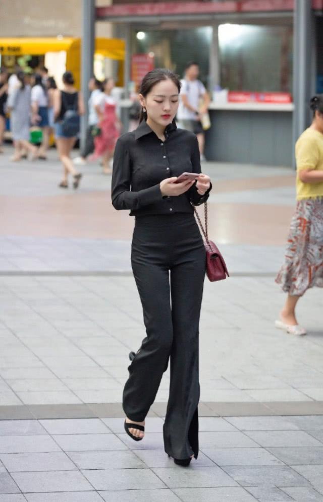 街拍：美女身穿米黄色西装搭配休闲裤，简约风格装扮出的自然美感