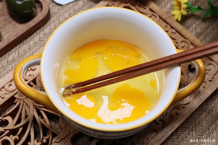 炸馒头片|炸馒头片不要直接裹蛋液，多加1步，馒头片外酥里嫩，吃着不油腻