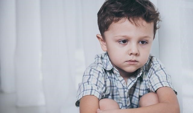 宝妈|7岁男孩穿破衣被嘲笑,老师约见家长,却发现爸爸一身名牌