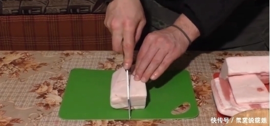 俄罗斯|俄罗斯大叔请中国朋友吃饭,下酒菜上桌差点哭出来这谁受得了啊