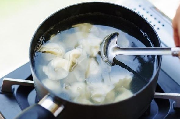 煮饺子时，不要开水直接下锅！多做1步，不粘锅不破皮，爽滑筋道