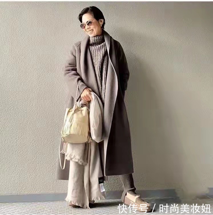 高领|这才是60岁冬季该有的穿搭,保暖不说还很洋气,大妈们该学一学