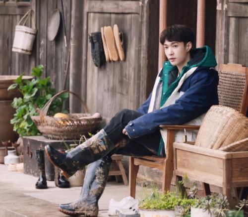 张艺兴一如既往的有礼貌，看他录制节目对船长的举动，又被圈粉了