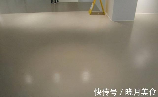 地面|房子不要贴瓷砖了,直接铺水泥省钱又好看,难怪有钱人都喜欢
