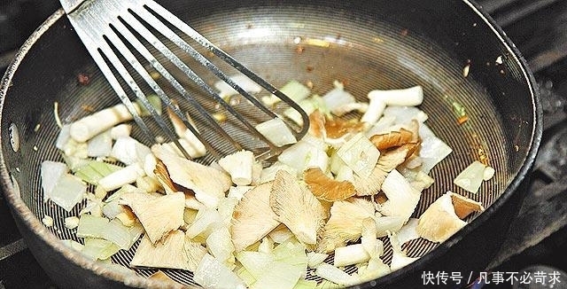 炒鸡蛋|洋葱别再炒鸡蛋了,只要这么做,既美味还能养生抗癌