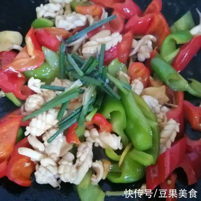 青红椒|你青红椒爆炒鱿鱼花的正宗做法，简单几步，越吃越上瘾