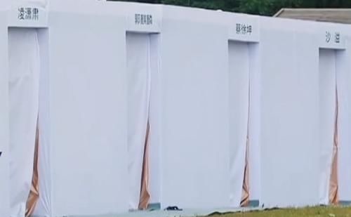 嘉宾|跑男为让baby获胜太明显,大白天安排嘉宾室外冲水,还会故意贴上名牌