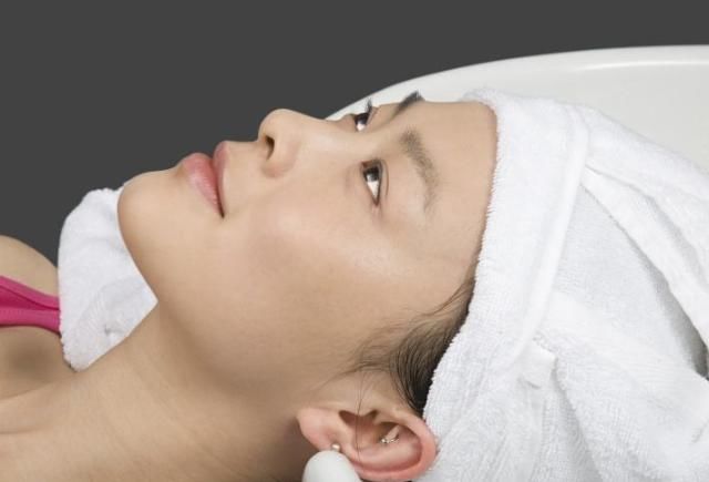 头皮屑太多，头皮发痒怎么办？抓挠没有用，做好这些就可预防