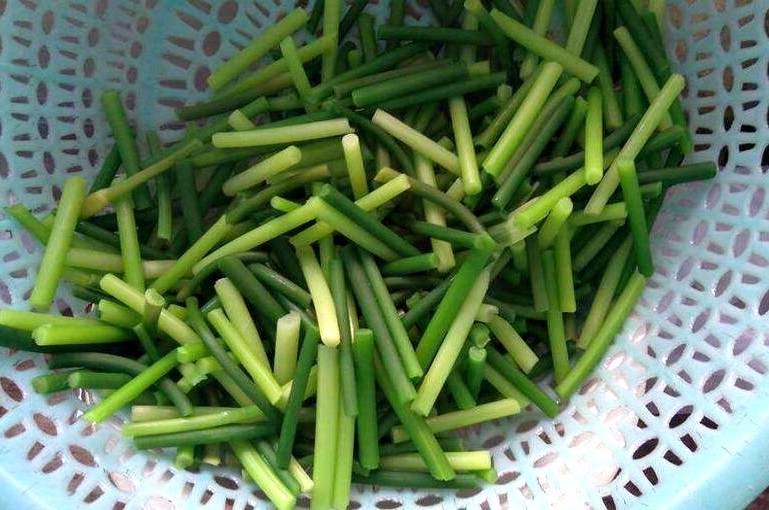 炒蒜苔别直接下锅炒,多加这“1步”,蒜苔爽脆入味不生硬