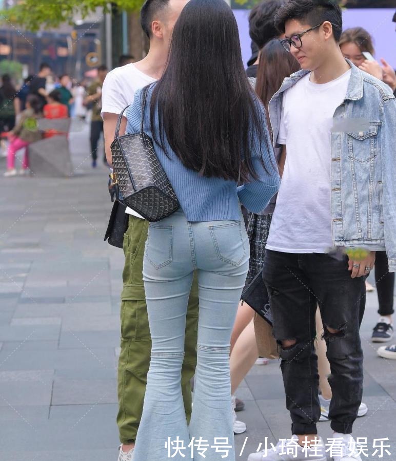 蓝色v领针织开衫搭配浅色喇叭裤,拉长身材比例,展现独特气质