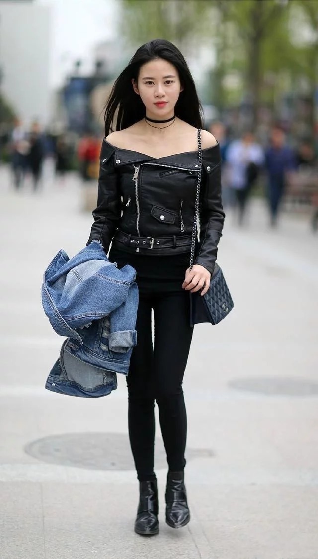 街拍:小姐姐穿衣搭配非常的新颖,非常的靓丽,非常的有个性