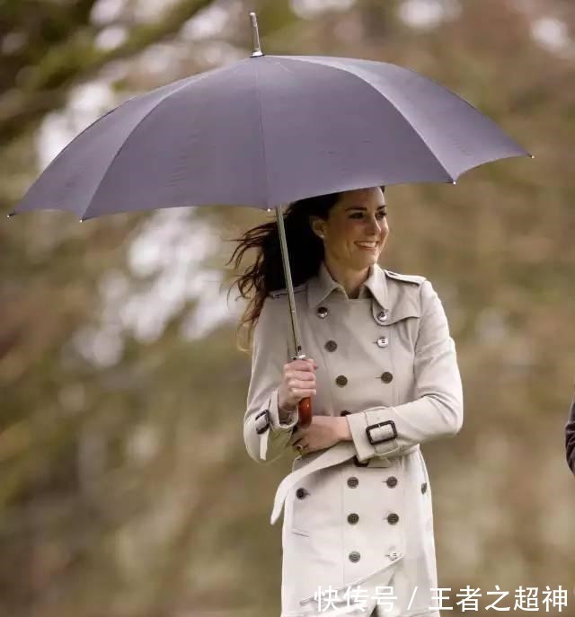 蒂凡尼的早餐 要把风衣穿时髦,今年,这2个时髦点要记好!