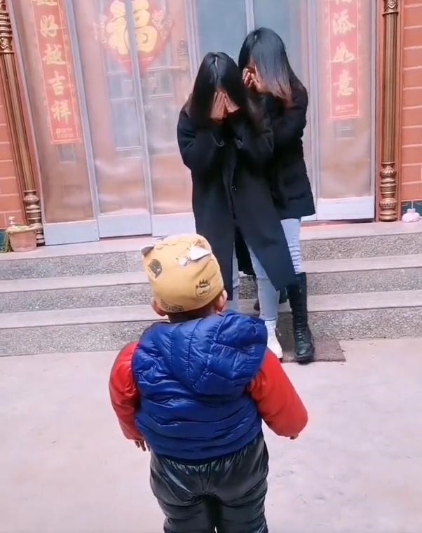 双胞胎|妈妈跟小姨是双胞胎,宝宝辨认不出的模样逗笑众人,网友:太绝了