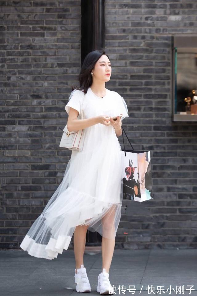 太阳镜 牛仔裤休闲又不失气质,搭配时髦的背心,绽放不一样的魅力