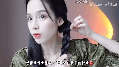 丝巾 别再披头散发了!这3个发型小技巧显嫩又高级