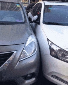 |搞笑GIF：姑娘 虽然你长得挺好看 但你进门的样子我还是笑出了声