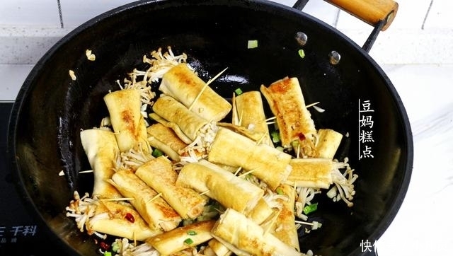 豆腐叶新吃法,卷一卷煎一煎,酱汁浓郁,素菜瞬间变大菜