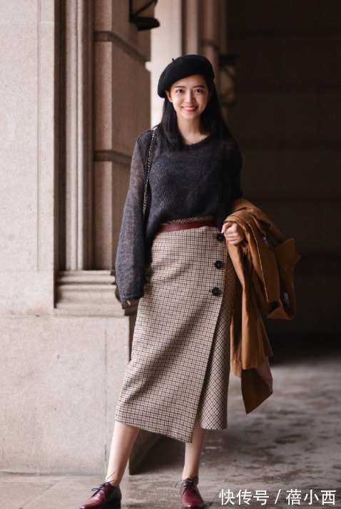 优雅 秋季还是穿“毛衣”最百搭,学会这4种搭配就够了,优雅到骨子里
