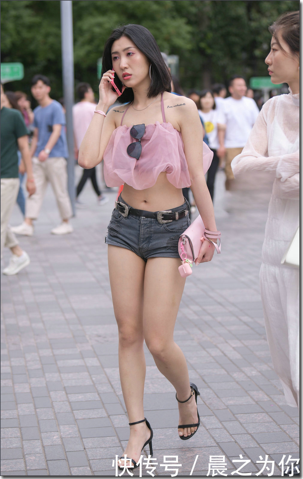 街拍漏脐装搭配超短裤,这位小姐姐很省面料