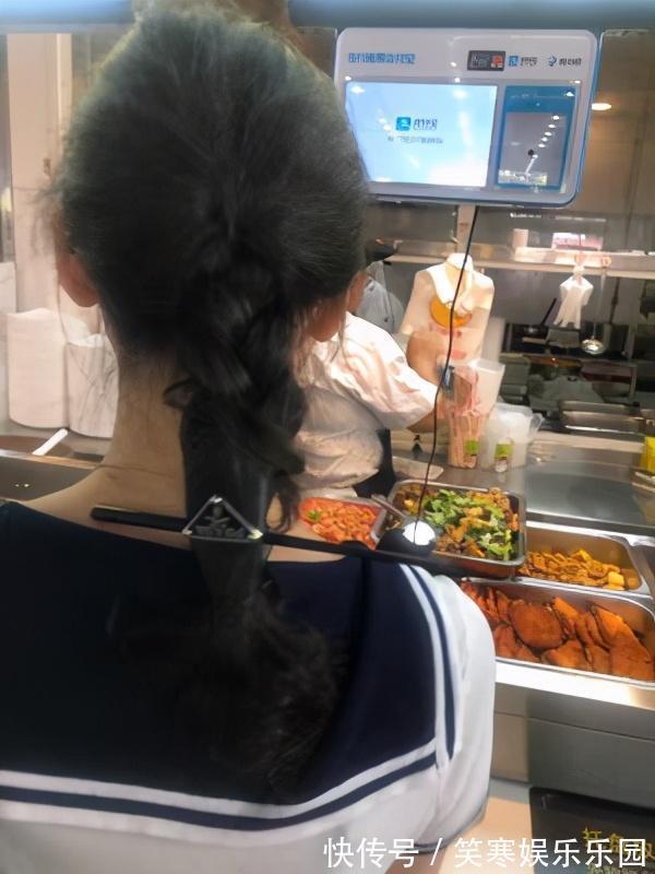 李莫愁 时隔26年,奢侈品把“李莫愁同款”搬上时装秀,这操作太洋气了