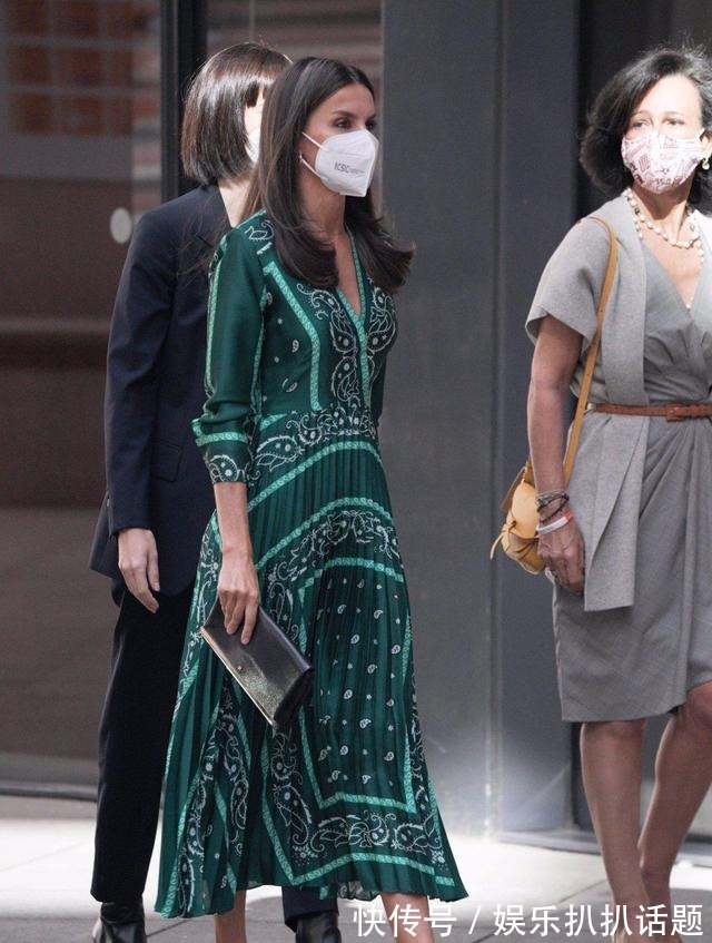 色号 莱后也有私心丨出席活动五度垂青绿野裙,网友高跟鞋才是挚爱款!