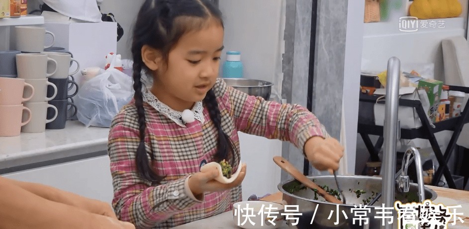 婆媳|秦子越让亲妈给婆婆做韭菜盒子，蹲着给婆婆穿鞋，曝婆媳相处之道