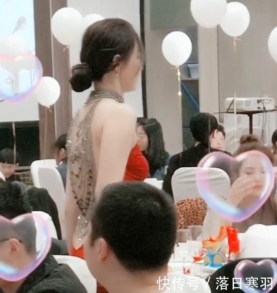 小姐姐|新娘礼服火爆全场,美背比珠宝还亮眼,网友:后面满分,正面差评