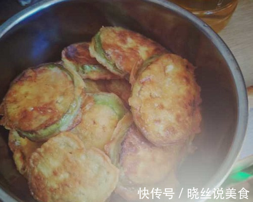 茄子的最新吃法，香酥松软的茄子饼，闻见香味直咽口水