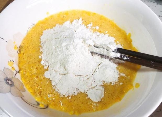 玉米别再煮着吃了,搭配鸡蛋这样做,快手又鲜香,孩子更喜欢