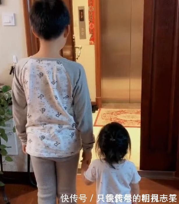 哥哥|哥哥带妹妹迎接老爸，电梯开门孩子的动作让爸爸笑成花，好幸福啊