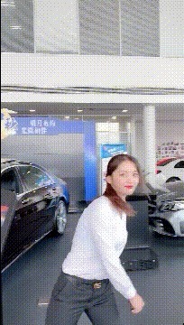 |搞笑GIF:本店月月的销售冠军,在这跳舞老板都不敢管