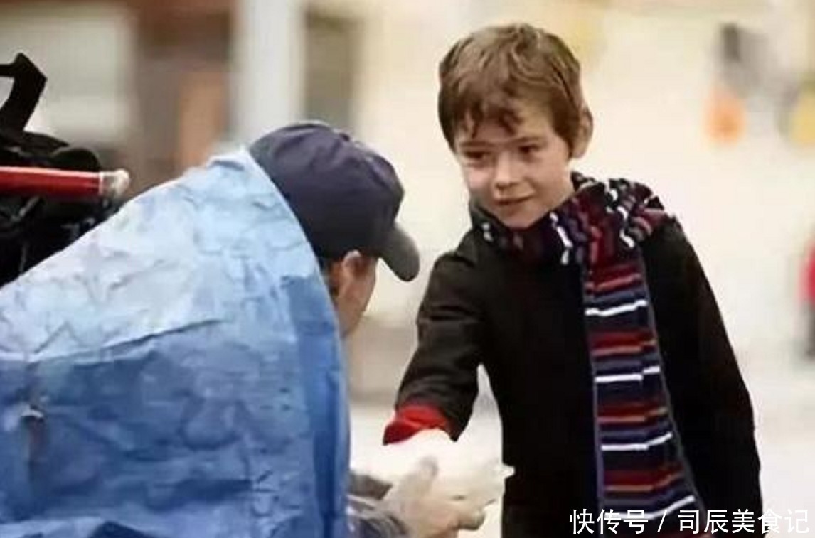 小学生|“买不起车还生孩子?”孕妇挤公交受羞辱,小学生霸气回怼太解气