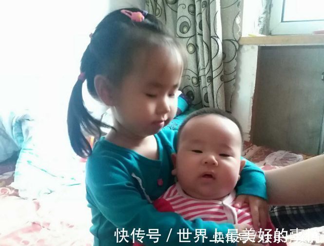 大宝|暖心姐姐另类举动走红,将弟弟塞进自己的袄子里,高颜值羡煞旁人