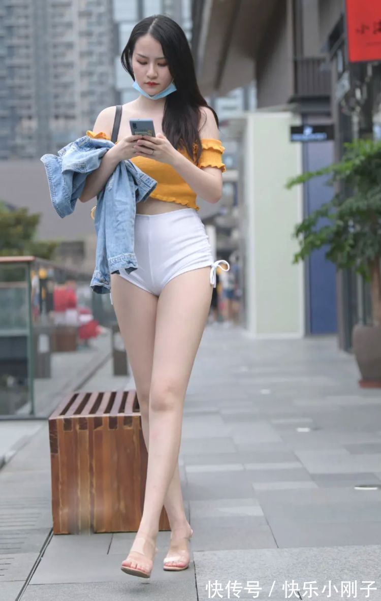 针织衫 小姐姐身穿黄色针织衫搭配白色短裤,青春靓丽