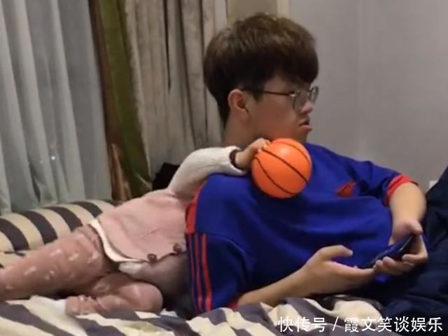 场面|爸妈给儿子生了个妹妹,妹妹总是偷亲哥哥,场面好温馨!