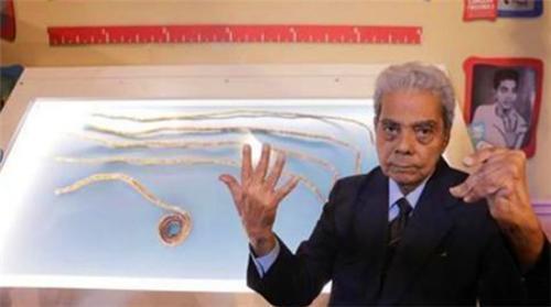 苦行僧&他66年没剪指甲,将9米长指甲捐给博物馆后,有了新的发现