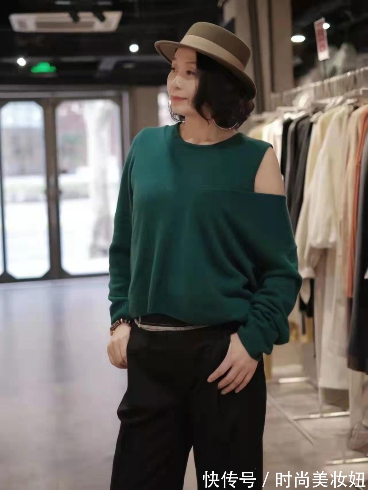 选用 建议50岁的女人多穿“针织衫”,搭配裤子、裙子,都优雅大方