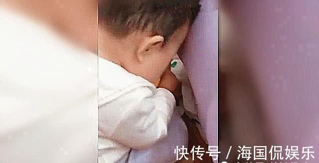 妈妈|宝宝断奶第一天藏在妈妈背后干什么呢凑近一看,既好笑又心疼!
