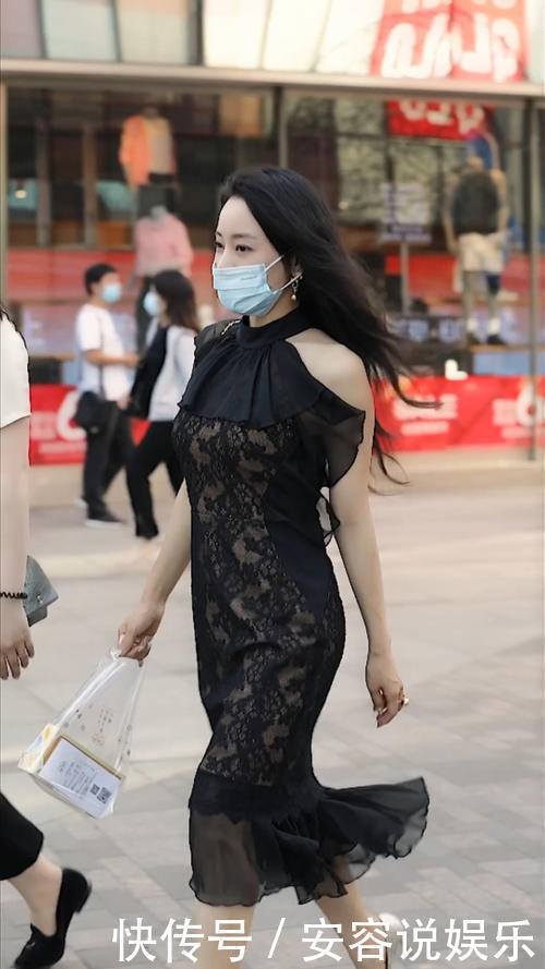 街拍中年美女的穿搭秘籍,黑色挂脖蕾丝长裙,展现无尽女人味