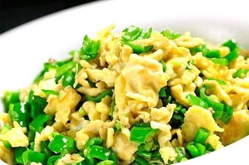 青椒遇上它，皮肤白了，气血也好了，女人不想满脸皱纹，可以试试