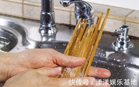 买筷子时,竹筷、木筷、不锈钢筷子哪个好?聪明人只认准这一种!