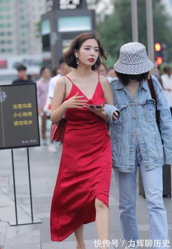牛仔裤|黑色无袖背心配牛仔裤，帅气有个性，圆圈耳环欧美风十足