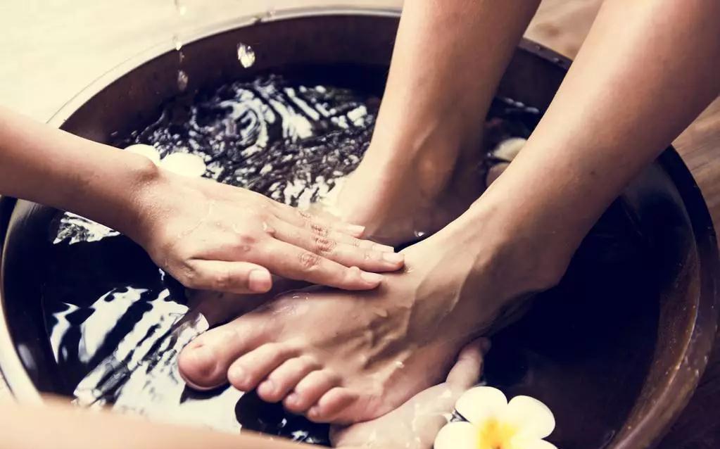浴足|洗脚水里加4样东西，小病跑光光！懂中医的人都这么泡