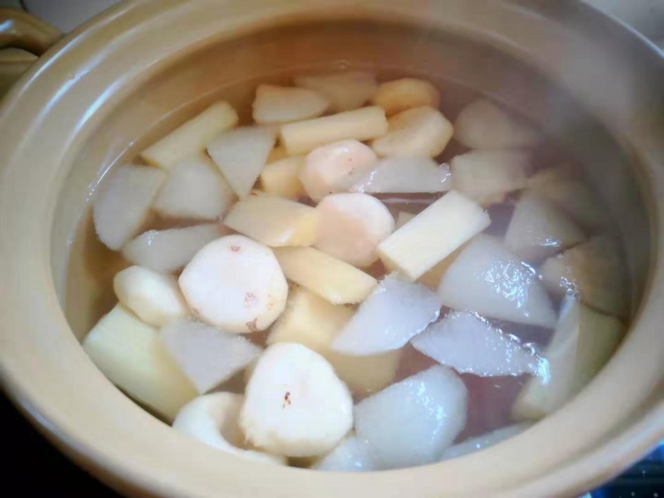 咳嗽|寒冬感冒咳嗽,三种水果煮一锅,是糖水也是药,对小孩久咳很管用