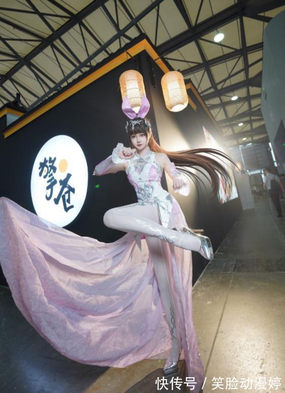 大魔王|斗罗大陆:一人COS四名角色,千仞雪性感傲娇,小舞清纯可人