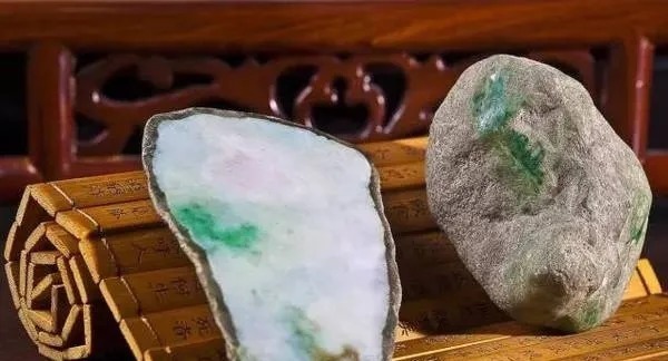在翡翠界,有一个很好玩儿的事儿便是翡翠翡翠赌石