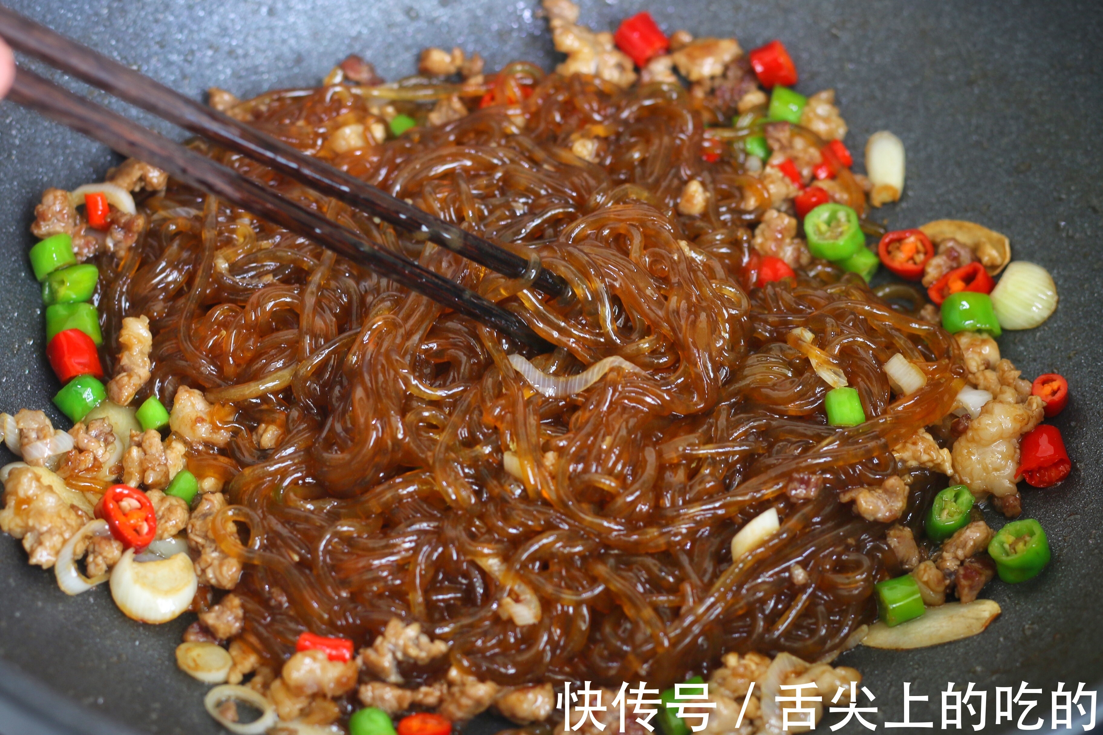 做肉末炒粉条,记住两个关键点,不管放多久,粉条都不粘不坨