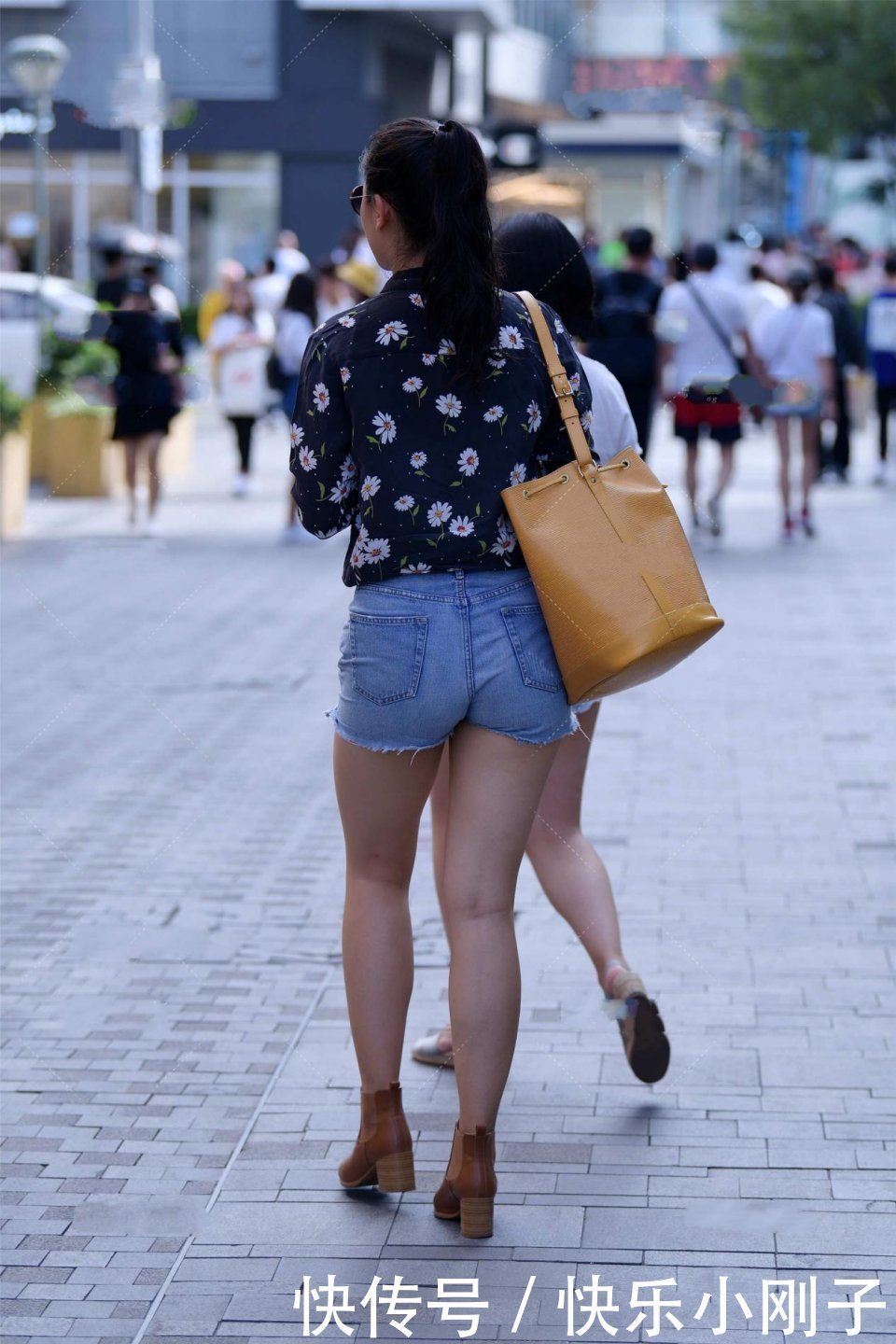 深蓝 浅色驼绒简洁T恤衫,搭配深蓝修身牛仔裤,突显潮流和雅致气息